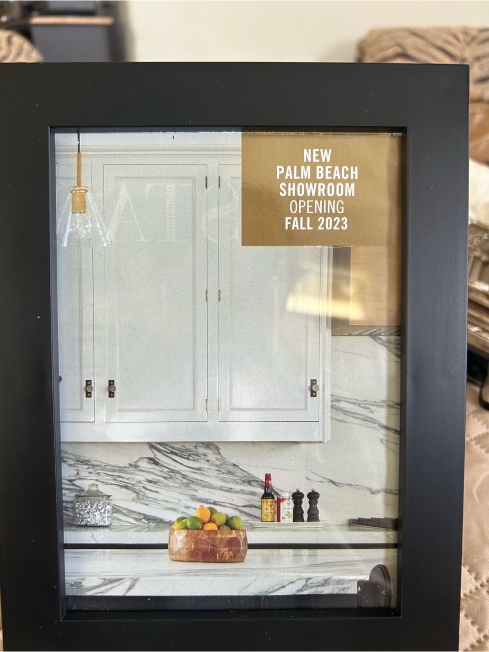 Used single photo frame in sleek black color, in excellent condition